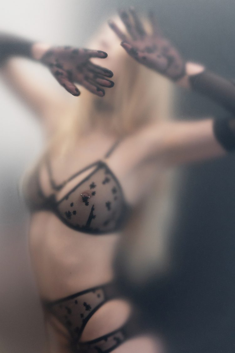 See-through lingerie with star embroidery